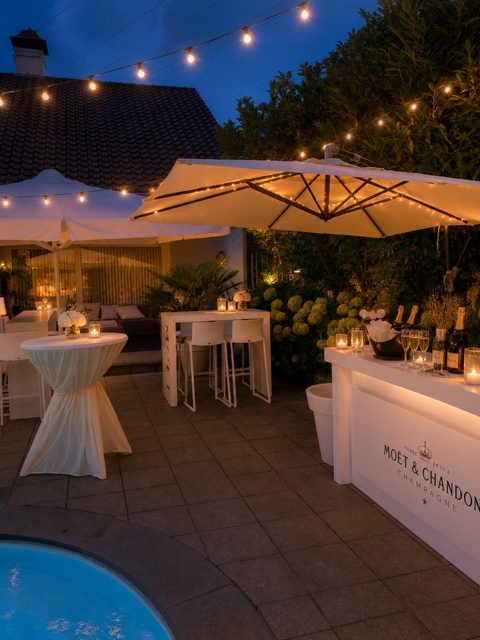 Avondfeest met sfeerverlichting, statafels en Moet and Chandon champagnebar