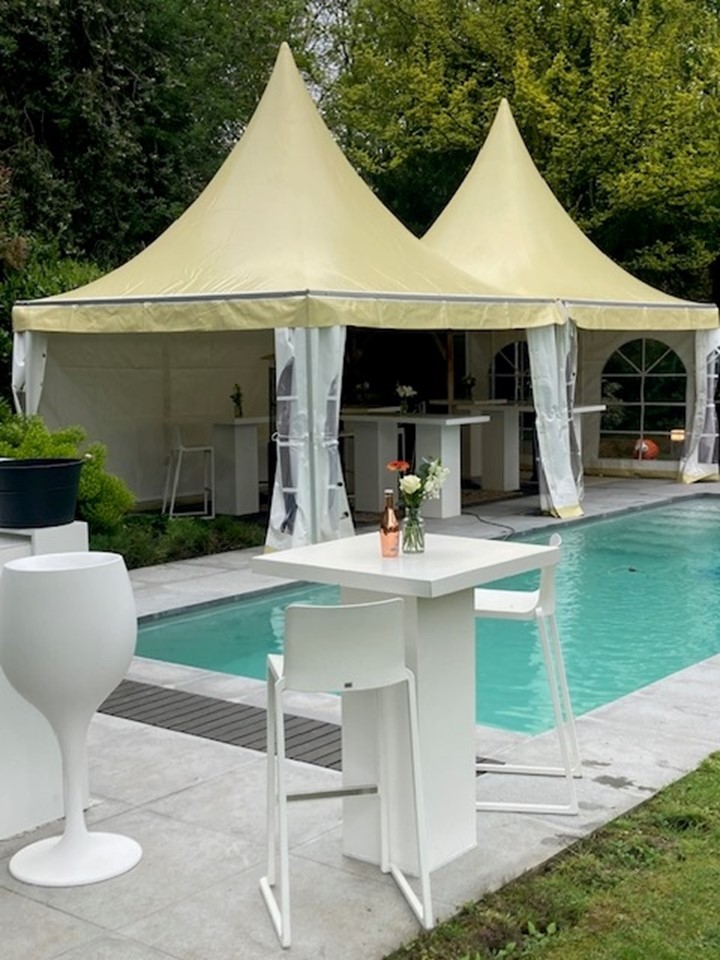Tuin event met flessen-toren palm en wijnglas-zitobjecten